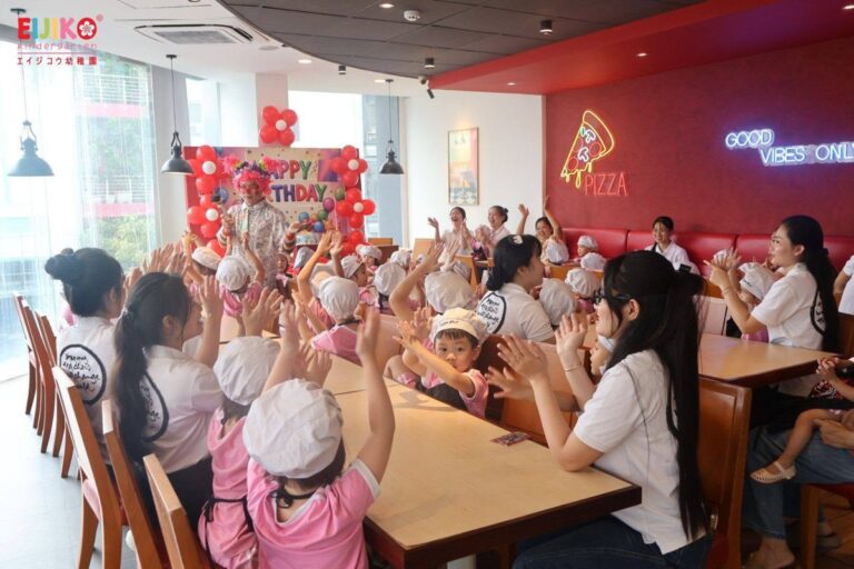 Cả lớp EIJIKO vỗ tay mừng sinh nhật các bạn tháng 10 tại Pizza Hut