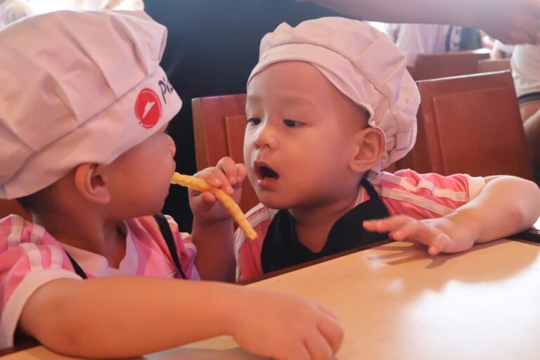 Hai bé EIJIKO chia sẻ đồ ăn cho nhau tại Pizza Hut