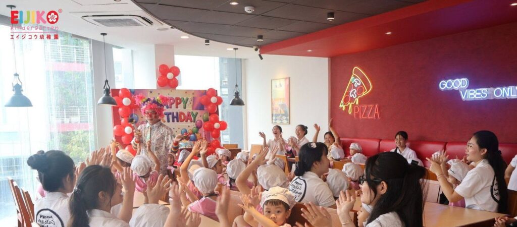 Các bé mầm non EIJIKO trong buổi trải nghiệm làm bánh pizza cho bé tại Pizza Hut