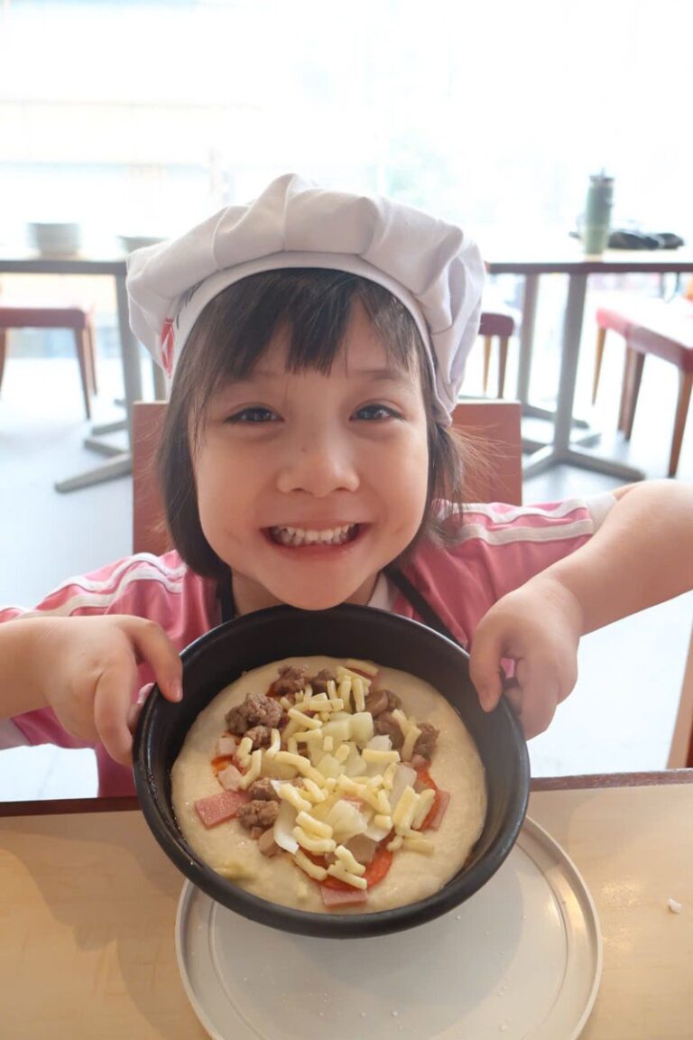 Bé gái EIJIKO cười tươi khoe chiếc pizza tự tay làm