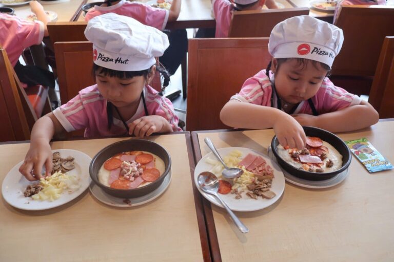 Hai bé EIJIKO đội mũ đầu bếp tự tay rắc nhân lên bánh pizza