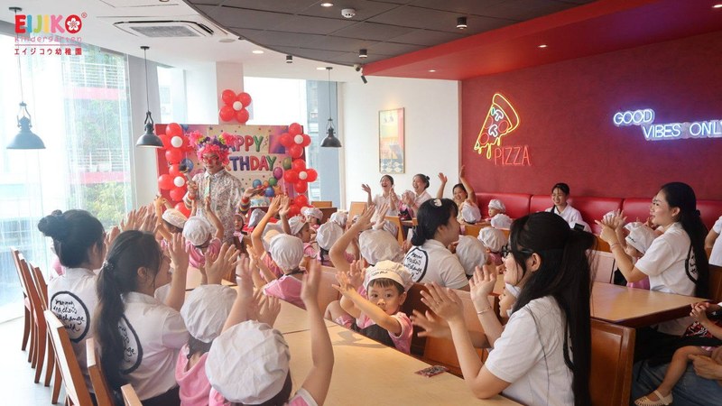 Các bé mầm non EIJIKO trong buổi trải nghiệm làm bánh pizza cho bé tại Pizza Hut
